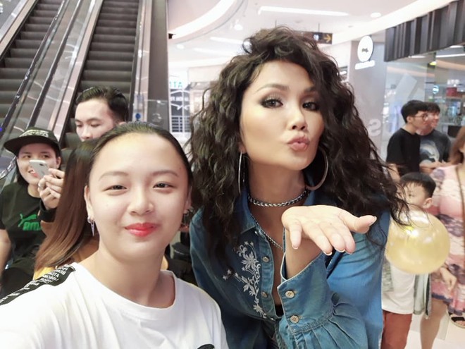 Tìm ra fan cuồng đỉnh nhất Việt Nam đạt kỷ lục selfie chung với hơn 100 celeb Việt, toàn những tên tuổi khủng showbiz - Ảnh 1.