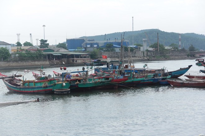 Bão Podul hướng thẳng Nghệ An, người dân khẩn trương gia cố nhà cửa, di chuyển thuyền bè đến khu vực an toàn - Ảnh 7.