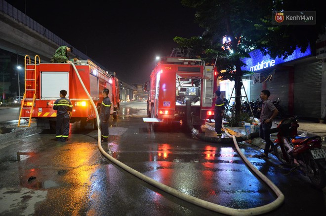 Nhà máy phích nước Rạng Đông chìm trong biển lửa suốt 5 tiếng: Lính cứu hỏa kiệt sức, khói đen bốc cao hàng trăm mét - Ảnh 43.