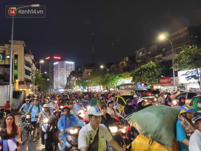 Ảnh: Hà Nội ùn tắc khắp các ngả đường do mưa lớn đúng giờ tan tầm, người dân mệt nhoài di chuyển - Ảnh 7.