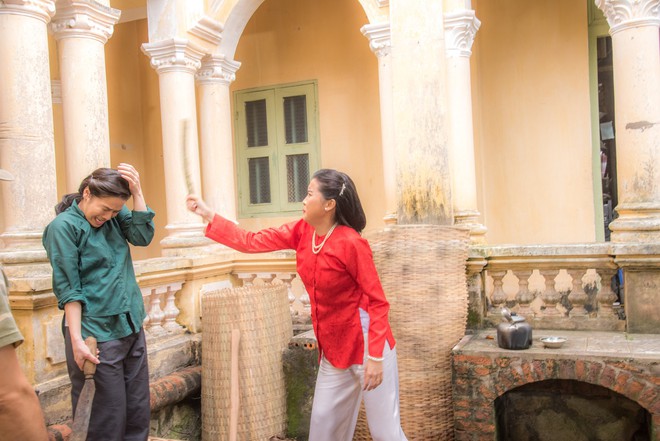 Phim gia đấu mới si&ecirc;u gắt Tiếng S&eacute;t Trong Mưa: L&agrave;m phật l&ograve;ng mẹ chồng, Nhật Kim Anh liền bị quăng xuống giếng? - Ảnh 4.