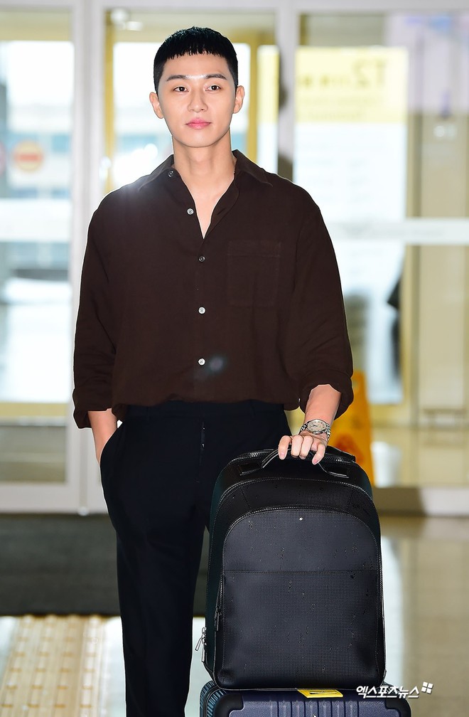 C&oacute; ai như ph&oacute; chủ tịch Park Seo Joon, lột x&aacute;c với đầu quả dừa &uacute;p ngược m&agrave; vẫn khiến s&acirc;n bay n&aacute;o loạn - Ảnh 1.