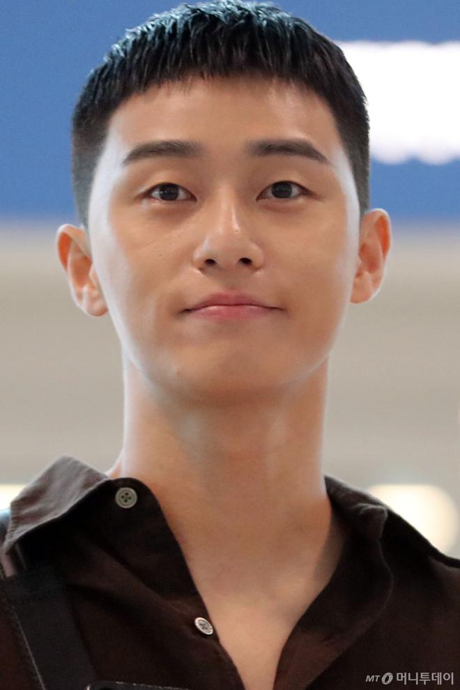 C&oacute; ai như ph&oacute; chủ tịch Park Seo Joon, lột x&aacute;c với đầu quả dừa &uacute;p ngược m&agrave; vẫn khiến s&acirc;n bay n&aacute;o loạn - Ảnh 8.