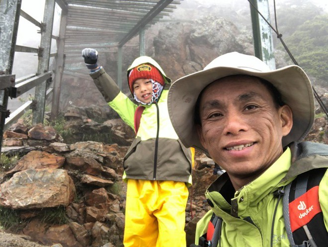 Cậu bé 8 tuổi chinh phục đỉnh núi cao 3952m để hoàn thành tâm nguyện cuối cùng của mẹ - Ảnh 1.