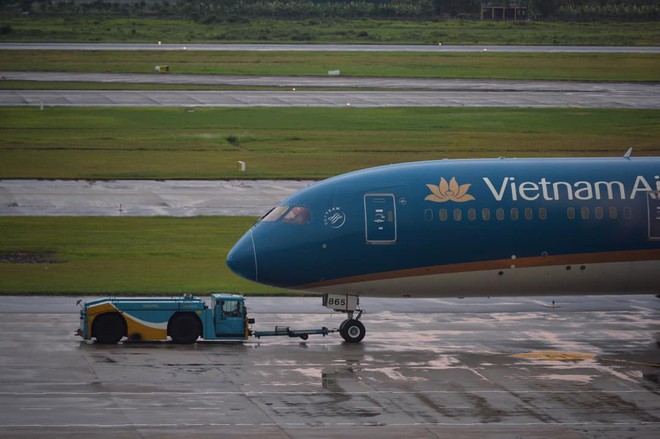 Vietnam Airlines, Jetstar Pacific hoãn, hủy hàng loạt chuyến bay do ảnh hưởng của bão số 4 - Ảnh 1.