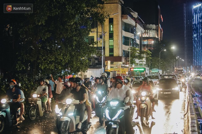 Hà Nội: Cây cổ thụ đè sập 2 cửa hàng thời trang trên phố Phạm Ngọc Thạch, người dân la hét thất thanh - Ảnh 12.