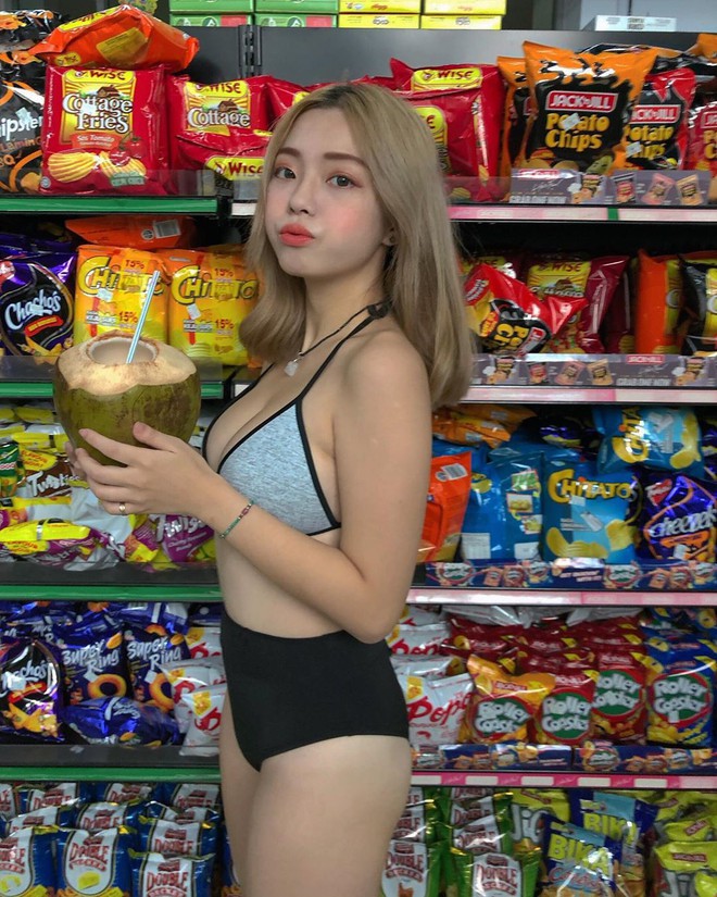 Diện bikini v&agrave;o si&ecirc;u thị mua đồ, c&ocirc; g&aacute;i tưởng được h&acirc;m mộ ai ngờ bị d&acirc;n mạng &ldquo;n&eacute;m đ&aacute;&rdquo; kh&ocirc;ng trượt ph&aacute;t n&agrave;o - Ảnh 2.