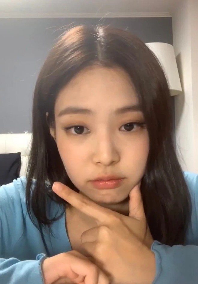 Chỉ một lần phát sóng, Jennie (BLACKPINK) chiếm luôn danh hiệu nữ hoàng nhan sắc livestream vì vẻ đẹp tự nhiên đỉnh cao - Ảnh 1.