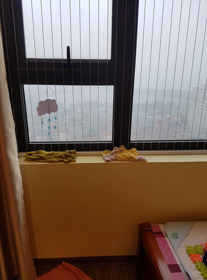 Hà Nội mưa xối xả, dân chung cư méo mặt hứng dột giữa lưng chừng trời - Ảnh 1.