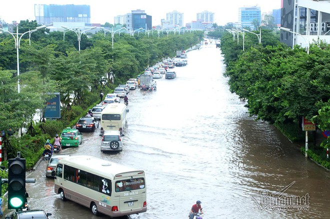 Qu&yacute; c&ocirc; c&ugrave;ng loạt si&ecirc;u xe lướt s&oacute;ng giữa biển nước H&agrave; Nội - Ảnh 2.