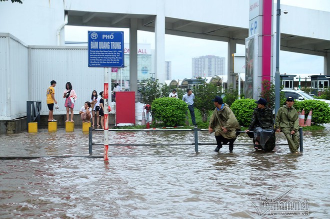 Qu&yacute; c&ocirc; c&ugrave;ng loạt si&ecirc;u xe lướt s&oacute;ng giữa biển nước H&agrave; Nội - Ảnh 3.