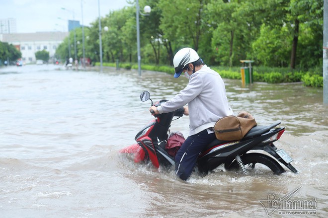 Qu&yacute; c&ocirc; c&ugrave;ng loạt si&ecirc;u xe lướt s&oacute;ng giữa biển nước H&agrave; Nội - Ảnh 15.