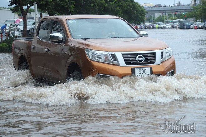 Qu&yacute; c&ocirc; c&ugrave;ng loạt si&ecirc;u xe lướt s&oacute;ng giữa biển nước H&agrave; Nội - Ảnh 16.