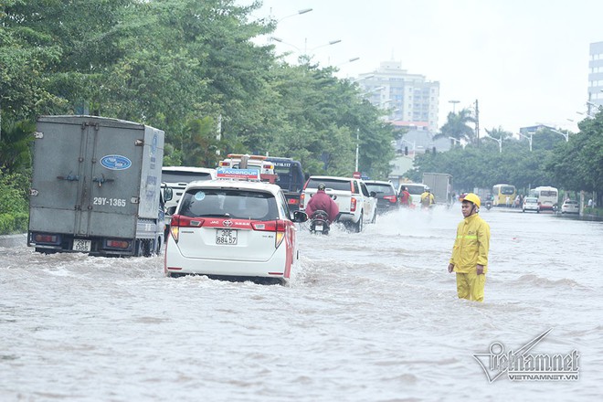Qu&yacute; c&ocirc; c&ugrave;ng loạt si&ecirc;u xe lướt s&oacute;ng giữa biển nước H&agrave; Nội - Ảnh 18.