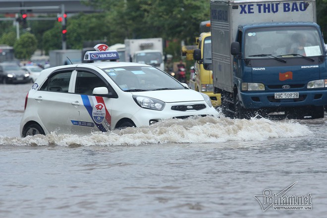 Qu&yacute; c&ocirc; c&ugrave;ng loạt si&ecirc;u xe lướt s&oacute;ng giữa biển nước H&agrave; Nội - Ảnh 19.