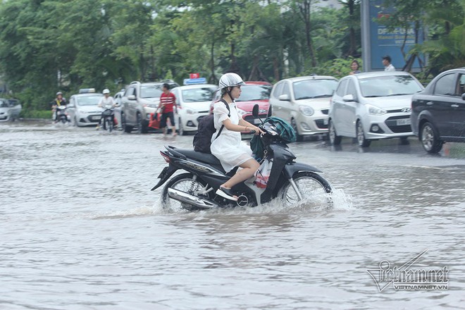 Qu&yacute; c&ocirc; c&ugrave;ng loạt si&ecirc;u xe lướt s&oacute;ng giữa biển nước H&agrave; Nội - Ảnh 20.