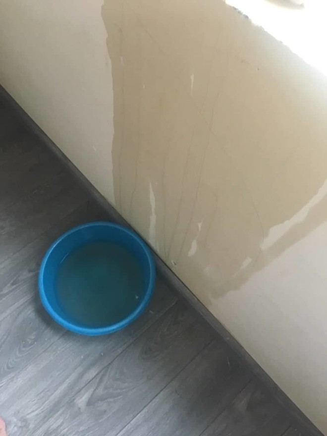 Hà Nội mưa xối xả, dân chung cư méo mặt hứng dột giữa lưng chừng trời - Ảnh 3.