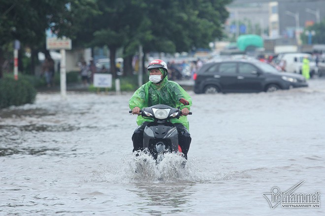 Qu&yacute; c&ocirc; c&ugrave;ng loạt si&ecirc;u xe lướt s&oacute;ng giữa biển nước H&agrave; Nội - Ảnh 22.