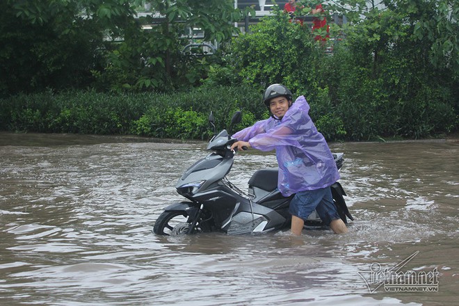 Qu&yacute; c&ocirc; c&ugrave;ng loạt si&ecirc;u xe lướt s&oacute;ng giữa biển nước H&agrave; Nội - Ảnh 23.