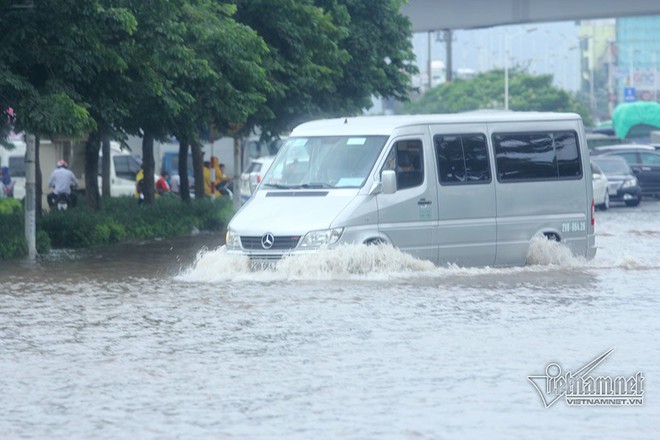 Qu&yacute; c&ocirc; c&ugrave;ng loạt si&ecirc;u xe lướt s&oacute;ng giữa biển nước H&agrave; Nội - Ảnh 24.