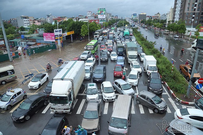 Qu&yacute; c&ocirc; c&ugrave;ng loạt si&ecirc;u xe lướt s&oacute;ng giữa biển nước H&agrave; Nội - Ảnh 25.