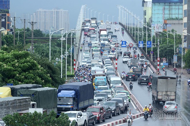 Qu&yacute; c&ocirc; c&ugrave;ng loạt si&ecirc;u xe lướt s&oacute;ng giữa biển nước H&agrave; Nội - Ảnh 26.