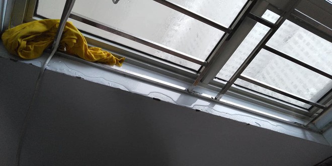 Hà Nội mưa xối xả, dân chung cư méo mặt hứng dột giữa lưng chừng trời - Ảnh 5.