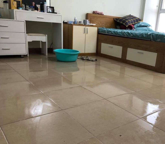 Hà Nội mưa xối xả, dân chung cư méo mặt hứng dột giữa lưng chừng trời - Ảnh 6.