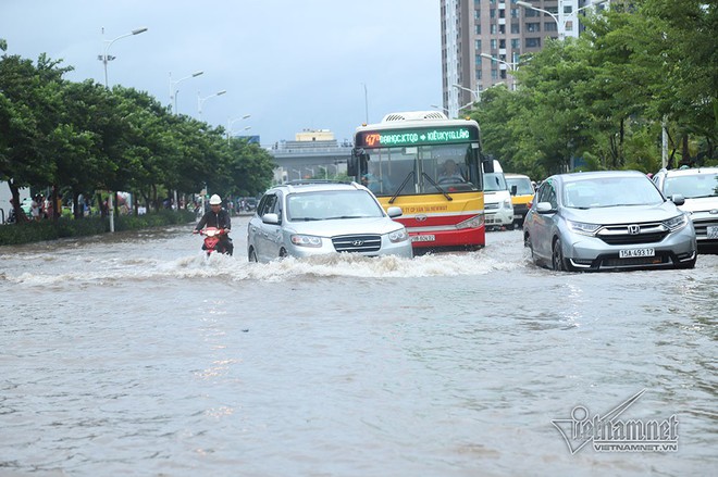 Qu&yacute; c&ocirc; c&ugrave;ng loạt si&ecirc;u xe lướt s&oacute;ng giữa biển nước H&agrave; Nội - Ảnh 7.
