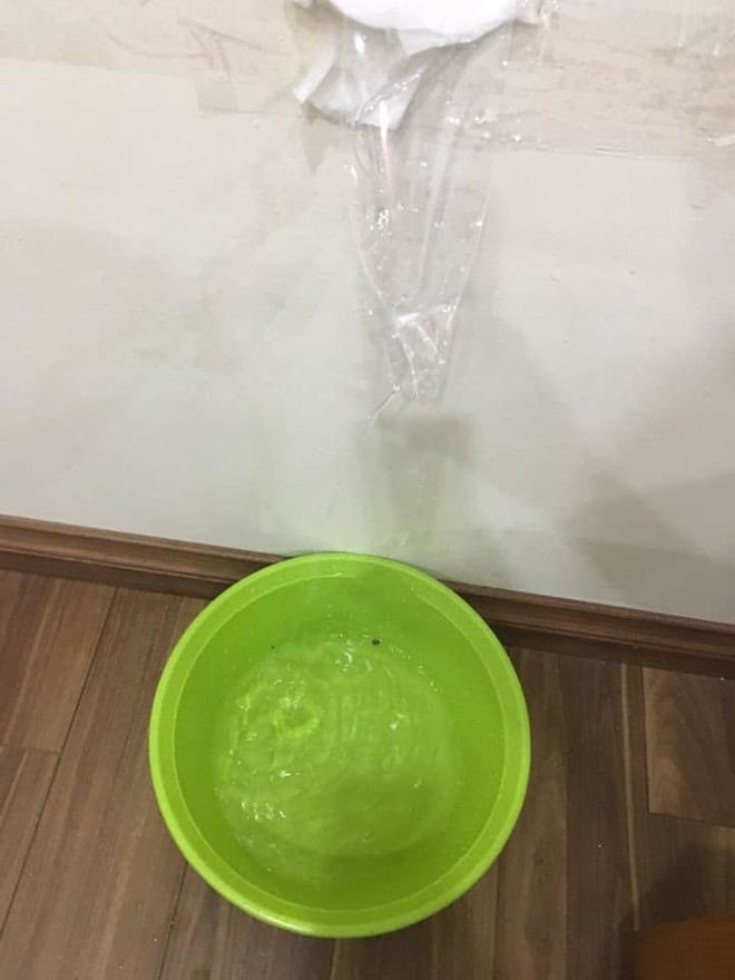 Hà Nội mưa xối xả, dân chung cư méo mặt hứng dột giữa lưng chừng trời - Ảnh 7.
