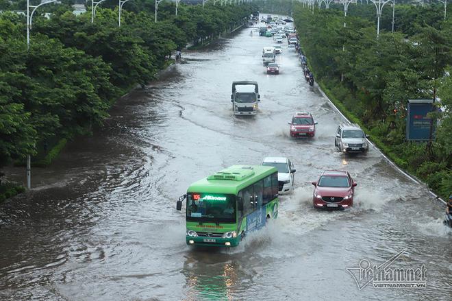 Qu&yacute; c&ocirc; c&ugrave;ng loạt si&ecirc;u xe lướt s&oacute;ng giữa biển nước H&agrave; Nội - Ảnh 8.