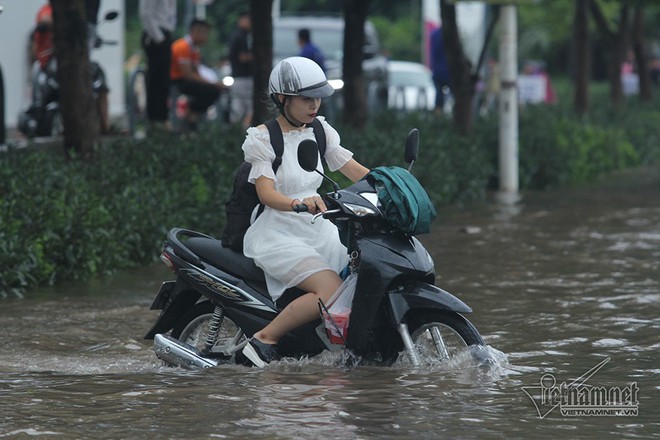 Qu&yacute; c&ocirc; c&ugrave;ng loạt si&ecirc;u xe lướt s&oacute;ng giữa biển nước H&agrave; Nội - Ảnh 9.