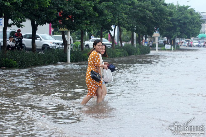Qu&yacute; c&ocirc; c&ugrave;ng loạt si&ecirc;u xe lướt s&oacute;ng giữa biển nước H&agrave; Nội - Ảnh 10.