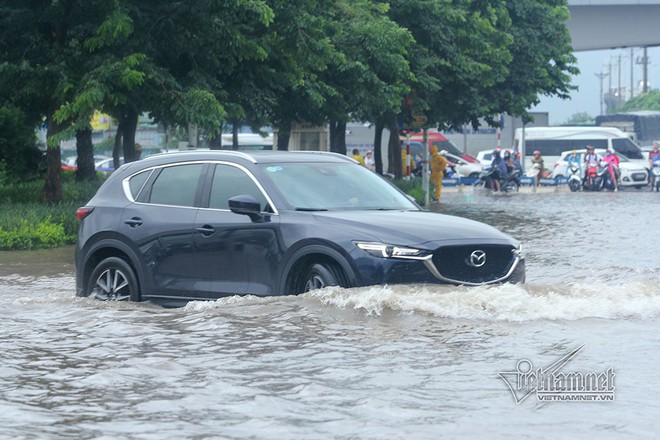 Qu&yacute; c&ocirc; c&ugrave;ng loạt si&ecirc;u xe lướt s&oacute;ng giữa biển nước H&agrave; Nội - Ảnh 11.
