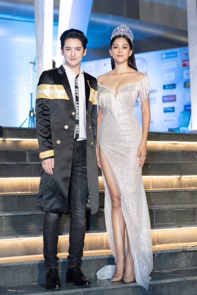Thảm đỏ chung kết Miss World 2019: Trần Tiểu Vy trễ nải vòng 1 bên trai Thái, dàn mỹ nhân sexy khoe chân dài gợi cảm - Ảnh 2.