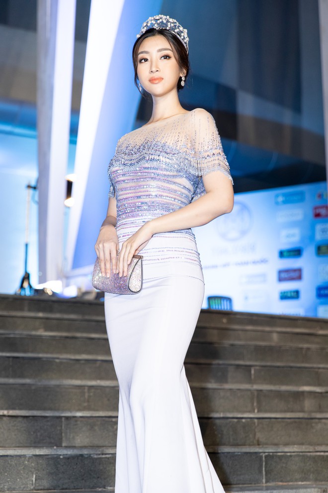 Thảm đỏ chung kết Miss World 2019: Trần Tiểu Vy trễ nải vòng 1 bên trai Thái, dàn mỹ nhân sexy khoe chân dài gợi cảm - Ảnh 3.