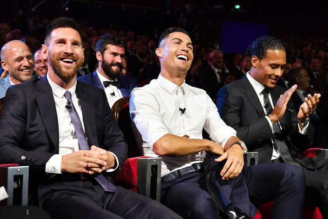 Bất ngờ chưa? Trước hàng triệu khán giả đang theo dõi, Ronaldo bất ngờ ngỏ ý mời Messi đi ăn tối - Ảnh 1.