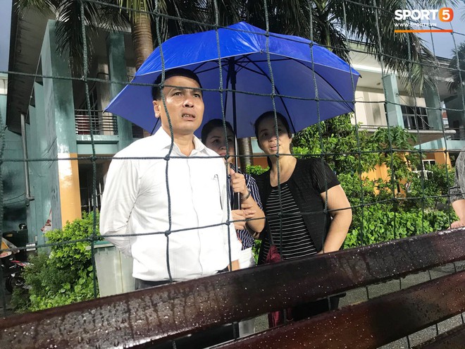 Cảm động hình ảnh bố mẹ Duy Mạnh và Quang Hải đội mưa lớn, kiên nhẫn chờ đợi để được thấy con trai tập luyện - Ảnh 1.