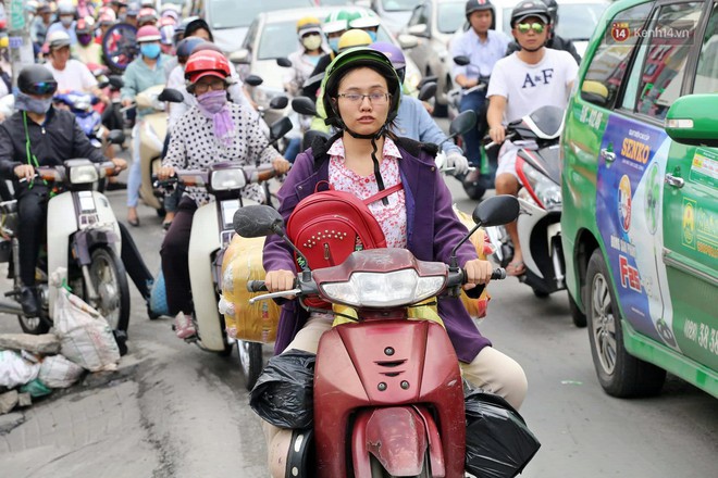 Ngày làm việc cuối cùng trước kỳ nghỉ 2/9: Người Hà Nội mệt mỏi vì mưa, dân Sài Gòn toát mồ hôi vì bến xe quá tải - Ảnh 20.