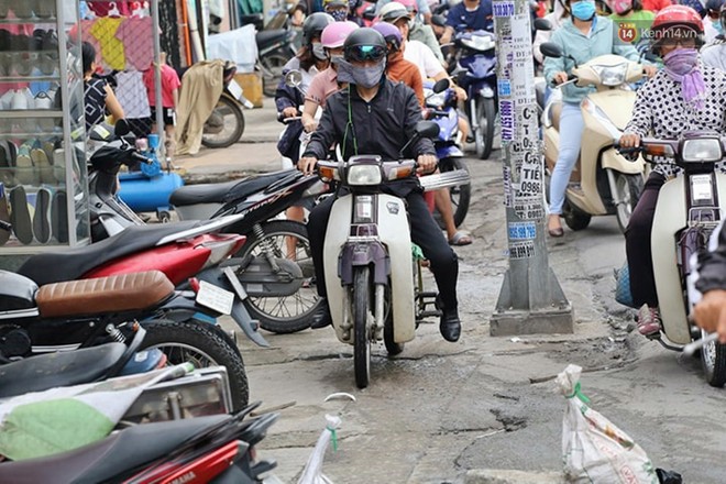 Ngày làm việc cuối cùng trước kỳ nghỉ 2/9: Người Hà Nội mệt mỏi vì mưa, dân Sài Gòn toát mồ hôi vì bến xe quá tải - Ảnh 19.