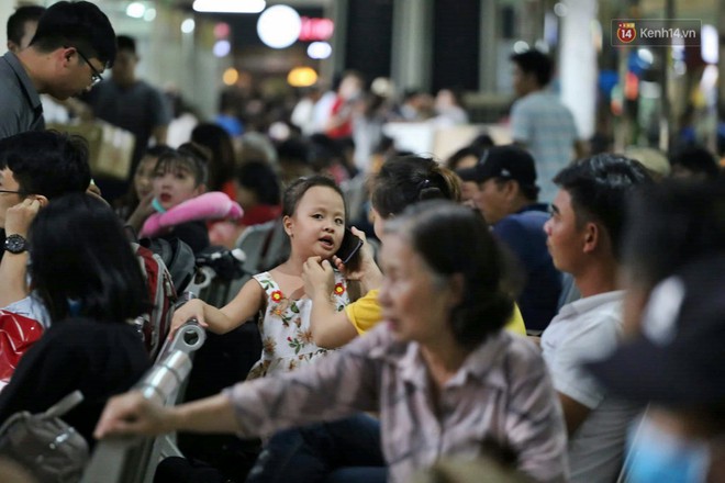 Ngày làm việc cuối cùng trước kỳ nghỉ 2/9: Người Hà Nội mệt mỏi vì mưa, dân Sài Gòn toát mồ hôi vì bến xe quá tải - Ảnh 24.