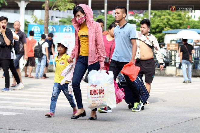 Ngày làm việc cuối cùng trước kỳ nghỉ 2/9: Người Hà Nội mệt mỏi vì mưa, dân Sài Gòn toát mồ hôi vì bến xe quá tải - Ảnh 10.