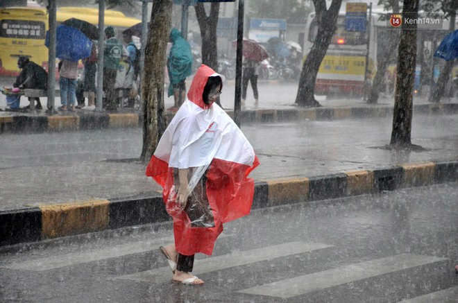 Ngày làm việc cuối cùng trước kỳ nghỉ 2/9: Người Hà Nội mệt mỏi vì mưa, dân Sài Gòn toát mồ hôi vì bến xe quá tải - Ảnh 7.