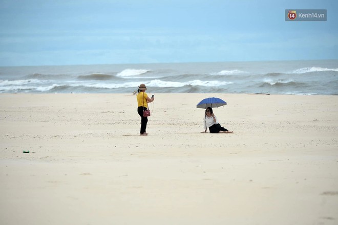 Quảng Bình: Bão tan, nhiều du khách dạo chơi chụp ảnh trên bãi biển Nhật Lệ - Ảnh 4.