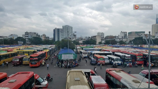 Ngày làm việc cuối cùng trước kỳ nghỉ 2/9: Người Hà Nội mệt mỏi vì mưa, dân Sài Gòn toát mồ hôi vì bến xe quá tải - Ảnh 22.