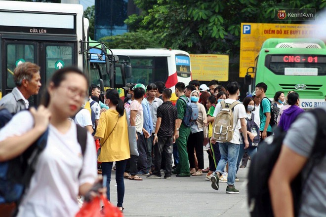 Ngày làm việc cuối cùng trước kỳ nghỉ 2/9: Người Hà Nội mệt mỏi vì mưa, dân Sài Gòn toát mồ hôi vì bến xe quá tải - Ảnh 11.