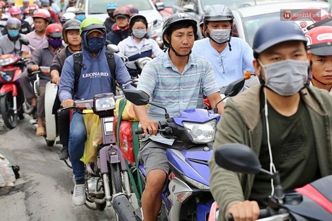Ngày làm việc cuối cùng trước kỳ nghỉ 2/9: Người Hà Nội mệt mỏi vì mưa, dân Sài Gòn toát mồ hôi vì bến xe quá tải - Ảnh 21.