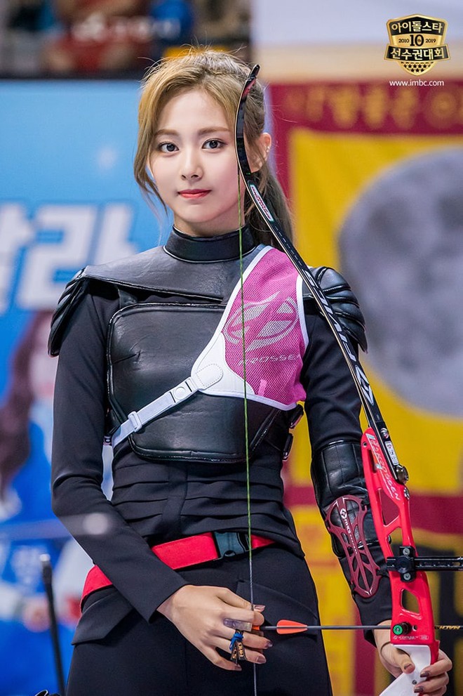Dàn sao Hàn trong đại hội thể thao Idol: Tzuyu xứng danh nữ thần bắn cung, mỹ nam Stray Kids gây chú ý - Ảnh 1.