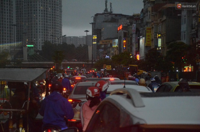 Ngày làm việc cuối cùng trước kỳ nghỉ 2/9: Người Hà Nội mệt mỏi vì mưa, dân Sài Gòn toát mồ hôi vì bến xe quá tải - Ảnh 14.