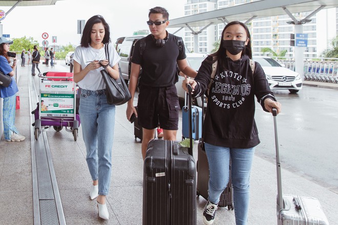 Bích Phương chanh sả xuất hiện tại sân bay sang Indonesia dự show khủng với MAMAMOO, Monsta X - Ảnh 1.
